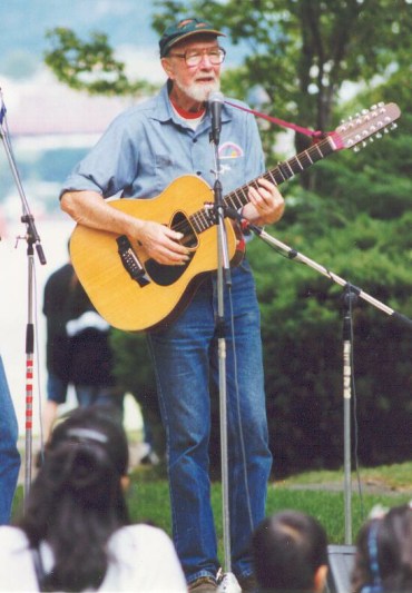Pete Seeger con la sua chitarra